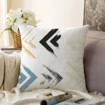 - Sonil-K-2384-Gorsel1 - Realhomes  Siyah Mavi Ok Temalı Yaprak Çizimli Raşel Kadife Kırlent Kılıfı Realhomes