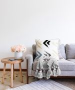 - Sonil-K-2384-Gorsel2 - Realhomes  Siyah Mavi Ok Temalı Yaprak Çizimli Raşel Kadife Kırlent Kılıfı Realhomes