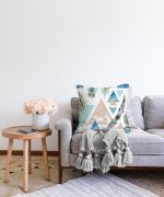 - Sonil-K-2395-Gorsel2 - Realhomes Kuş Tüyü Motifli Geometrik Şekiller Dijital Baskılı Raşel Kadife Yastık Kırlent Kılıfı Realhomes