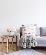 - Sonil-K-2421-Gorsel2 - Realhomes Pudra Renk Prenses Taç Motifli Dijital Baskılı Raşel Kadife Yastık Kırlent Kılıfı Realhomes