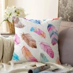 - Sonil-K-2431-Gorsel1 - Realhomes Renkli Kuş Tüyleri Çizimli Dijital Baskılı Raşel Kadife Yastık Kırlent Kılıfı Realhomes