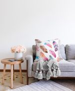 - Sonil-K-2431-Gorsel2 - Realhomes Renkli Kuş Tüyleri Çizimli Dijital Baskılı Raşel Kadife Yastık Kırlent Kılıfı Realhomes