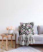 - Sonil-K-2501-Gorsel2 - Realhomes  Siyah Beyaz Labirent Temalı Soyut Çiçek Desenli Raşel Kadife Yastık Kırlent Kılıfı Realhomes