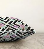 - Sonil-K-2501-Gorsel3 - Realhomes  Siyah Beyaz Labirent Temalı Soyut Çiçek Desenli Raşel Kadife Yastık Kırlent Kılıfı Realhomes