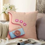 - Sonil-K-3010-Gorsel1 - Realhomes 3D Instagram Fotoğraf Makinası Desenli Dijital Baskılı Raşel Kadife Yastık Kırlent Kılıfı Realhomes