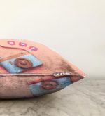 - Sonil-K-3010-Gorsel3 - Realhomes 3D Instagram Fotoğraf Makinası Desenli Dijital Baskılı Raşel Kadife Yastık Kırlent Kılıfı Realhomes