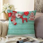 Yeşil Zeminde Yılbaşı Konsepti Desenli Dekoratif Raşel Kadife Yastık Kılıfı Realhomes