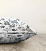 Beyaz Zeminli Geyik ve Yaprak Motifleri Dijital Baskılı Raşel Kadife Yastık Kırlent Kılıfı Realhomes