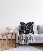 Siyah Zeminde Geyik ve Yaprak Desenli Raşel Kadife Yastık Kırlent Kılıfı Realhomes