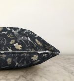 Siyah Zeminde Geyik ve Yaprak Desenli Raşel Kadife Yastık Kırlent Kılıfı Realhomes