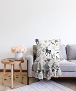 Ekru Zeminli Geyik ve Yaprak Motifler Dijital Baskılı Raşel Kadife Yastık Kırlent Kılıfı Realhomes