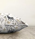 Ekru Zeminli Geyik ve Yaprak Motifler Dijital Baskılı Raşel Kadife Yastık Kırlent Kılıfı Realhomes