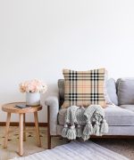 Krem Zeminli Ekose Desenli Dekoratif Raşel Kadife Yastık Kırlent Kılıfı Realhomes