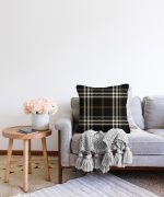 Siyah Zeminli Ekose Desenli Dijital Baskılı Dekoratif Raşel Kadife Yastık Kırlent Kılıfı Realhomes