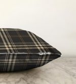 Siyah Zeminli Ekose Desenli Dijital Baskılı Dekoratif Raşel Kadife Yastık Kırlent Kılıfı Realhomes