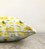 Beyaz Zeminde Limonlar Desenli Dijital Baskılı Raşel Kadife Yastık Kırlent Kılıfı Realhomes