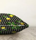 - Sonil-K-3107-Gorsel3 - Realhomes Siyah Zeminde Ekose Desenli Limon Dijital Baskılı Dekoratif Raşel Kadife Yastık Kılıfı Realhomes
