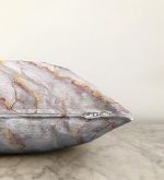 - Sonil-K-3124-Gorsel3 - Realhomes Altın Yaldız Çizgili Mermer Desenli Dekoratif Raşel Kadife Yastık Kırlent Kılıfı Realhomes