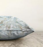 Altın Çizgili Mavi Zeminli Dijital Baskılı Raşel Kadife Yastık Kırlent Kılıfı Realhomes