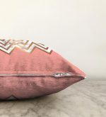 - Sonil-K-3149-Gorsel3 - Realhomes Gold ve Pembe Renkli Mermer Desenli Modern Raşel Kadife Yastık Kırlent Kılıfı Realhomes