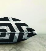 - Sonil-K-3153-Gorsel3 - Realhomes  Mermer Zeminli Siyah Geometrik Desenli Modern Raşel Kadife Yastık Kırlent Kılıfı Realhomes