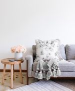 - Sonil-K-3155-Gorsel2 - Realhomes Açık Mermer Zeminli Dijital Baskılı Raşel Kadife Yastık Kırlent Kılıfı Realhomes