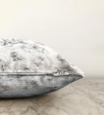 - Sonil-K-3155-Gorsel3 - Realhomes Açık Mermer Zeminli Dijital Baskılı Raşel Kadife Yastık Kırlent Kılıfı Realhomes