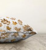 - Sonil-K-3163-Gorsel3 - Realhomes Beyaz Zeminde Altın Yapraklar Desenli Dijital Baskılı Raşel Kadife Yastık Kılıfı Realhomes