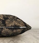 - Sonil-K-3189-Gorsel3 - Realhomes  Siyah Zeminde Altın Renkli Yapraklar Desenli Raşel Kadife Yastık Kırlent Kılıfı Realhomes