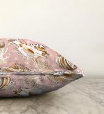 - Sonil-K-3199-Gorsel3 - Realhomes  Pembe Zeminde Deniz Kabukları Modern Raşel Kadife Yastık Kırlent Kılıfı Realhomes