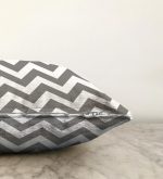 - Sonil-K-320-Gorsel3 - Realhomes  Zİgzag Desenli Dijital Baskılı Dekoratif Raşel Kadife Yastık Kırlent Kılıfı Realhomes