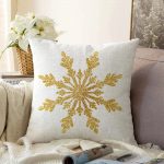 - Sonil-K-3207-Gorsel1 - Realhomes  Altın Görünümlü Kar Tanesi Desenli 3D Modern Raşel Kadife Yastık Kırlent Kılıfı Realhomes