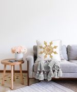 - Sonil-K-3207-Gorsel2 - Realhomes  Altın Görünümlü Kar Tanesi Desenli 3D Modern Raşel Kadife Yastık Kırlent Kılıfı Realhomes