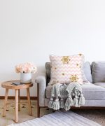 - Sonil-K-3218-Gorsel2 - Realhomes  Zigzag Pudra Zeminli Altın Detaylı Modern Raşel Kadife Yastık Kırlent Kılıfı Realhomes