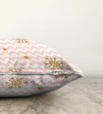 - Sonil-K-3218-Gorsel3 - Realhomes  Zigzag Pudra Zeminli Altın Detaylı Modern Raşel Kadife Yastık Kırlent Kılıfı Realhomes