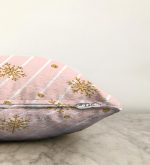 - Sonil-K-3226-Gorsel3 - Realhomes  Pembe Zeminde Kartanesi Detaylı Özel Tasarım Raşel Kadife Yastık Kırlent Kılıfı Realhomes