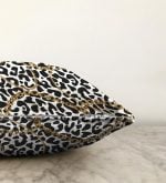 - Sonil-K-3239-Gorsel3 - Realhomes  Leopar Desenli Altın Detaylı Özel Tasarım Modern Raşel Kadife Yastık Kırlent Kılıfı Realhomes