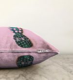 - Sonil-K-3244-Gorsel3 - Realhomes  Pembe Zeminde 3D Ananas Temalı Modern Raşel Kadife Yastık Kırlent Kılıfı Realhomes