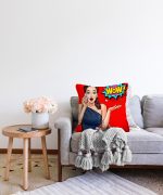 Kırmızı Zeminli Popart Wow Desenli Modern Raşel Kadife Yastık Kırlent Kılıfı Realhomes