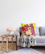 Sarı Zeminli Popart Girl Desenli Dekoratif Raşel Kadife Yastık Kırlent Kılıfı Realhomes