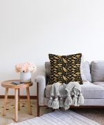 Siyah Zeminli Altın Yapraklar Motifli Dekoratif Raşel Kadife Yastık Kırlent Kılıfı Realhomes