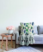 Pudra Zeminde Suluboya Yapraklar Tasarımlı Dekoratif Raşel Kadife Yastık Kırlent Kılıfı Realhomes