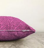 - Sonil-K-3381-Gorsel3 - Realhomes Pembe Zeminli Pink Yazılı Dekoratif Raşel Kadife Yastık Kırlent Kılıfı Realhomes