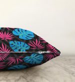 - Sonil-K-3392-Gorsel3 - Realhomes Siyah Zeminde Pempe Mavi Zambak Desenli Modern Raşel Kadife Yastık Kırlent Kılıfı Realhomes