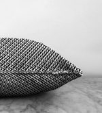 Siyah Beyaz Üçgen Geometrik Desenli Dijital Baskılı Raşel Kadife Yastık Kırlent Kılıfı Realhomes