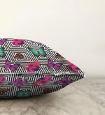 Geometrik Zeminde Renkli Kelebekler Özel Tasarım Raşel Kadife Kırlent Kılıfı Realhomes