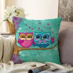 - Sonil-K-3559-Gorsel1 - Realhomes  Ağaçta Sevimli Baykuşlar Modern Tasarım Dijital Baskılı Raşel Kadife Yastık Kırlent Kılıfı Realhomes