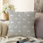 Gri Zeminli Geyikler ve Kar Taneleri Tasarımlı Dijital Baskılı Raşel Kadife Kırlent Kılıfı Realhomes