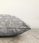 Gri Zeminli Geyikler ve Kar Taneleri Tasarımlı Dijital Baskılı Raşel Kadife Kırlent Kılıfı Realhomes