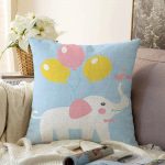 - Sonil-K-4308m-Gorsel1 - Realhomes Mavi Zeminde Fil ve Balon Desenli Çocuk Odası Raşel Kadife Yastık Kırlent Kılıfı Realhomes